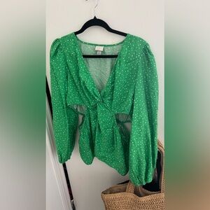Polka dot dressy blouse with slits on sides 💚